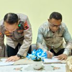 Penandatanganan PKS antara Kepala LPP RRI Merauke, Jakobus Resubun bersama Kapolres Merauke, AKBP Leonrado Yoga – Surya Papua/IST