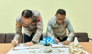 Penandatanganan PKS antara Kepala LPP RRI Merauke, Jakobus Resubun bersama Kapolres Merauke, AKBP Leonrado Yoga – Surya Papua/IST