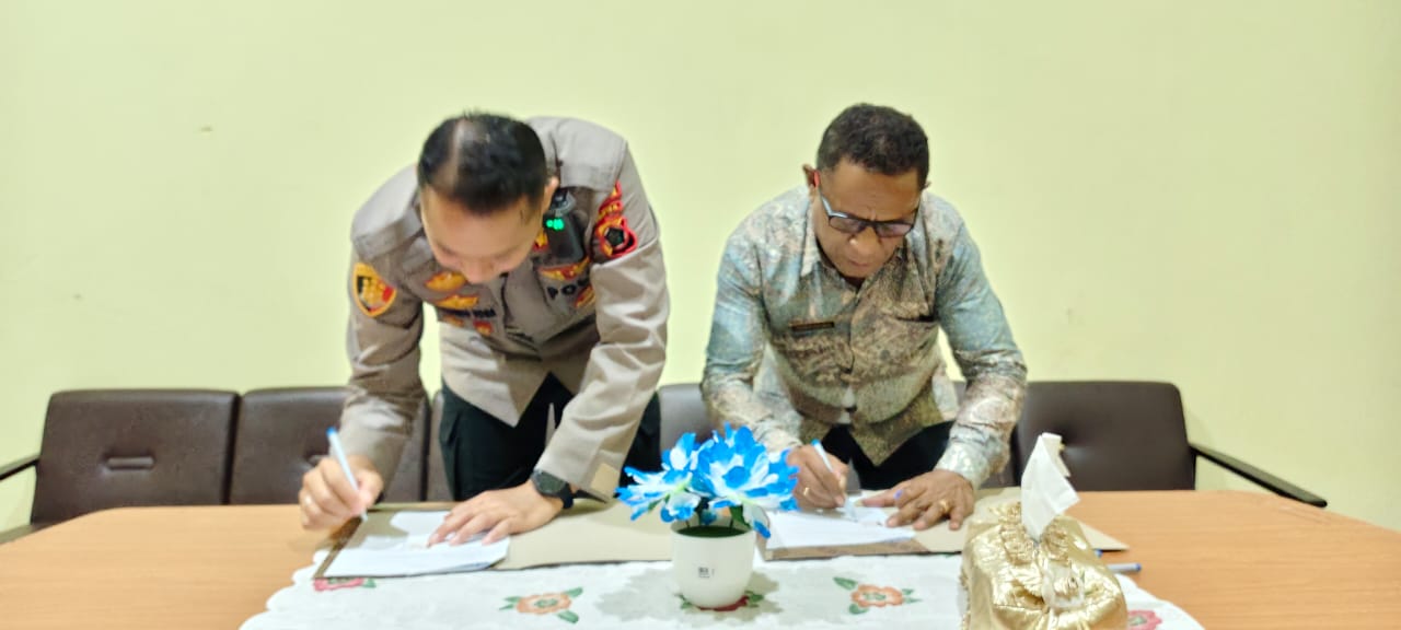 Penandatanganan PKS antara Kepala LPP RRI Merauke, Jakobus Resubun bersama Kapolres Merauke, AKBP Leonrado Yoga – Surya Papua/IST