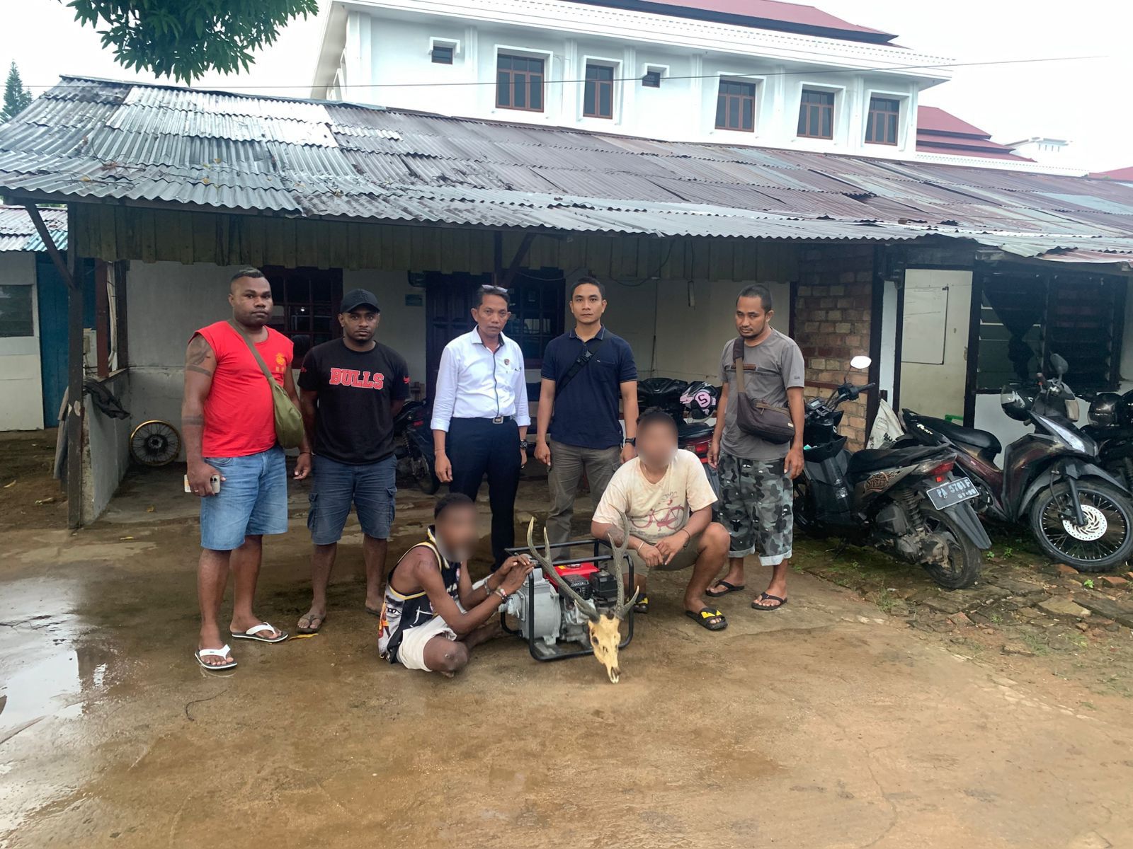 Dua pelaku yang menggasak uang milik seorang warga diamankan di Polres Merauke – Surya Papua/IST