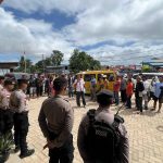 Puluhan sopir angkutan kota saat berada di DPR Papua Selatan – Surya Papua/IST
