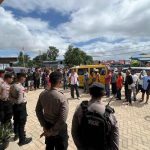 Puluhan sopir angkutan kota saat berada di DPR Papua Selatan – Surya Papua/IST