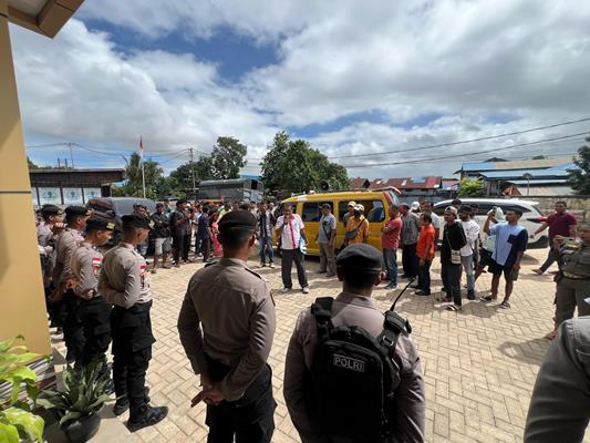 Puluhan sopir angkutan kota saat berada di DPR Papua Selatan – Surya Papua/IST