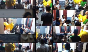 Pastor Simon Petrus Matruty saat membawa Sakramen Maha Kudus di salah satu rumah umat di lingkungan Santa Cecilia – Surya Papua/IST