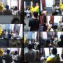 Pastor Simon Petrus Matruty saat membawa Sakramen Maha Kudus di salah satu rumah umat di lingkungan Santa Cecilia – Surya Papua/IST
