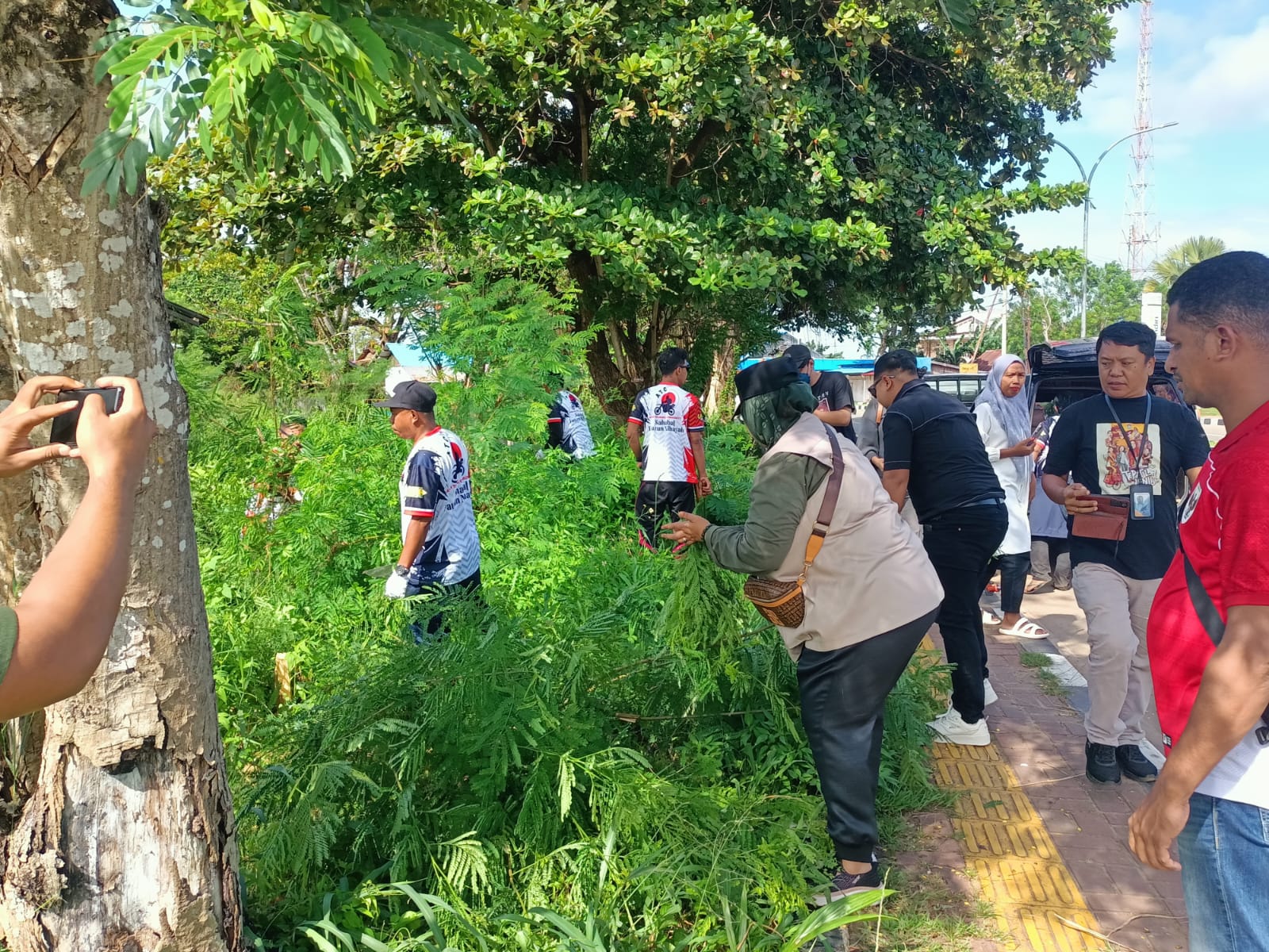 Wabup Merauke, Fauzun Nihayah sedang bersama Komunitas ATC melakukan pembersihan rumput – Surya Papua/Frans Kobun