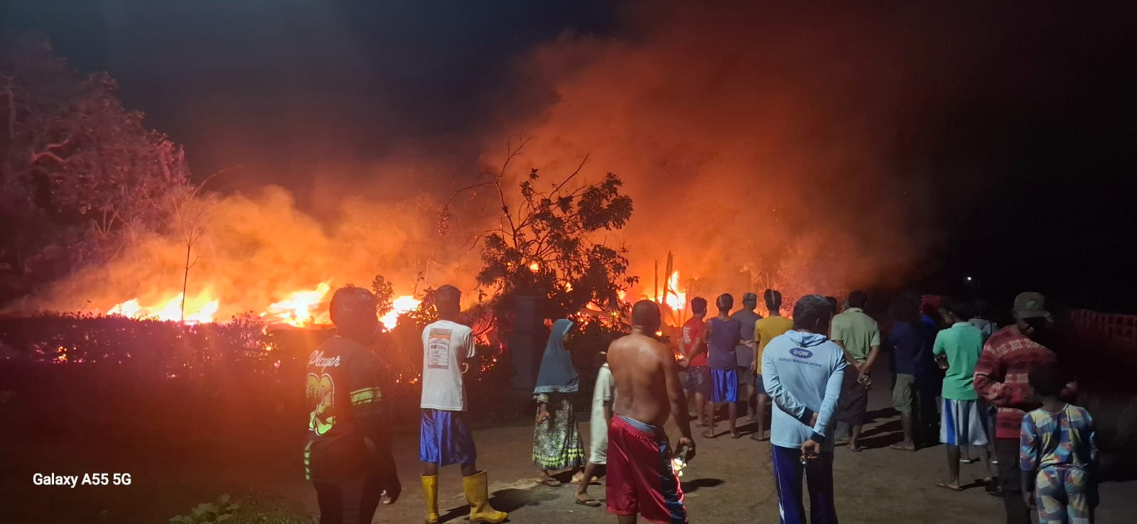 Rumah bersama sejumlah barang penting milik seorang warga di Jagebob di lahan si jago merah – Surya Papua/IST