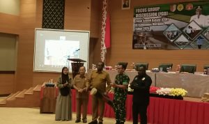 Bupati Merauke, Yoseph Bladib Gebze pukul tifa sekaligus membuka FGD – Surya Papua/Frans Kobun
