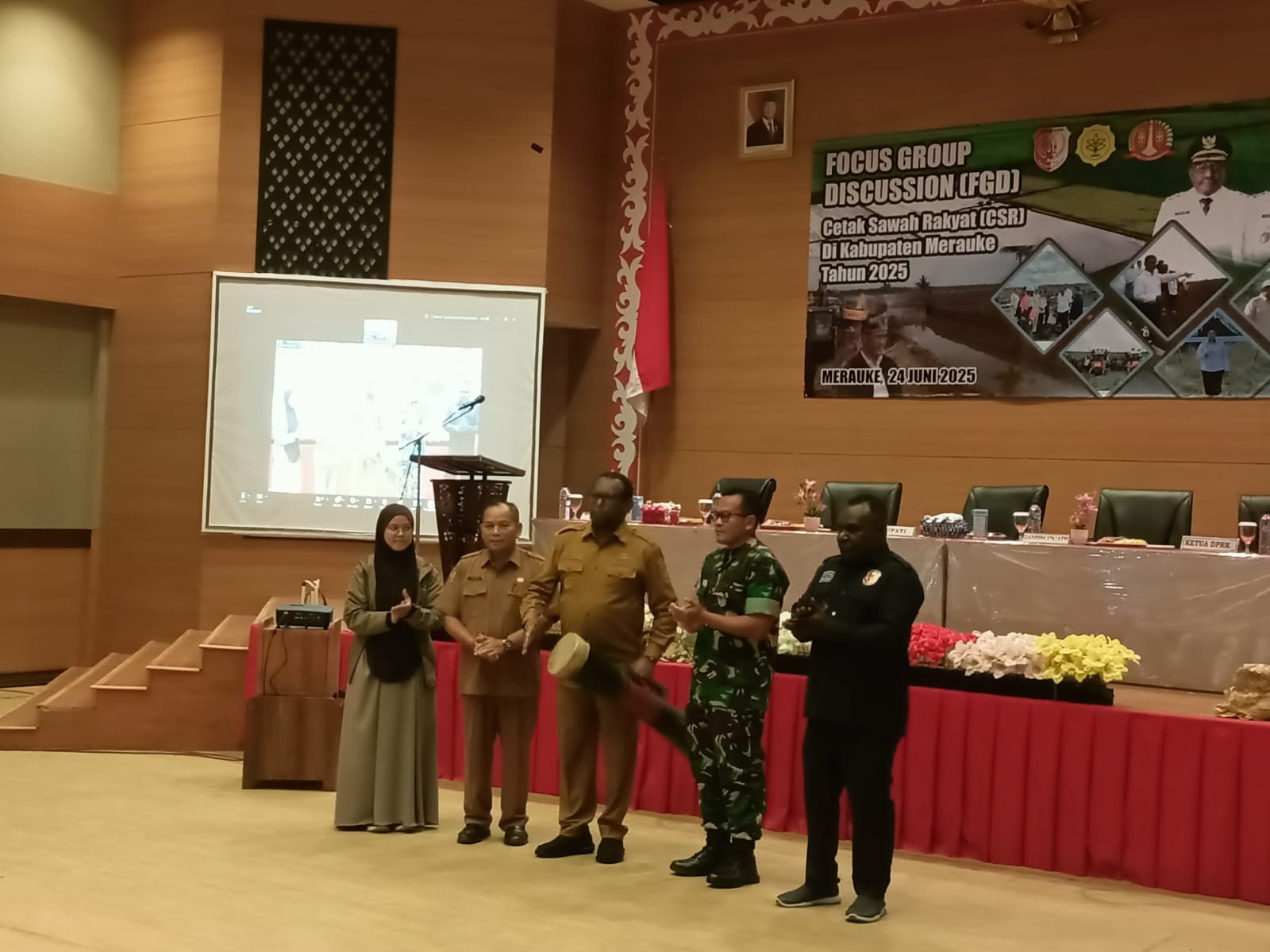 Bupati Merauke, Yoseph Bladib Gebze pukul tifa sekaligus membuka FGD – Surya Papua/Frans Kobun