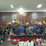 Wakil Gubernur Papua Selatan, Paskalis Imadawa foto bersama dengan masyarakat adat Auyu usai pertemuan- Surya Papua/IST