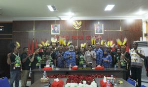 Wakil Gubernur Papua Selatan, Paskalis Imadawa foto bersama dengan masyarakat adat Auyu usai pertemuan- Surya Papua/IST