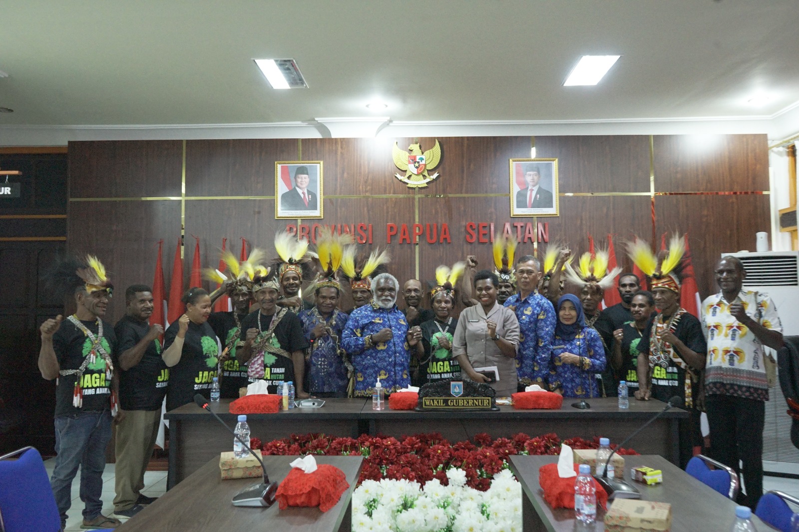 Wakil Gubernur Papua Selatan, Paskalis Imadawa foto bersama dengan masyarakat adat Auyu usai pertemuan- Surya Papua/IST