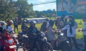 Pembagian stiker dan lain-lain kepada para pengendara di sejumlah titik – Surya Papua/IST