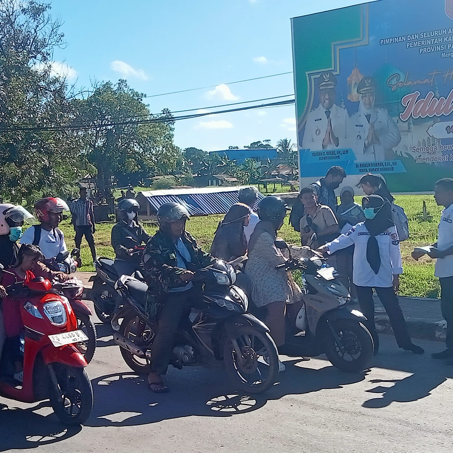 Pembagian stiker dan lain-lain kepada para pengendara di sejumlah titik – Surya Papua/IST