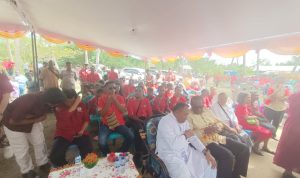 Pastor Paroki Santa Theresia Buti, RD Simon Petrus Matruty saat bersama Bupati Merauke, Yoseph Bladib Gebze – Surya Papua/Frans Kobun