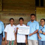 Siswi penerima beasiswa foto bersama General Manager Humas TSE Group, Daniel Sim Ayomi serta karyawan perusahan – Surya Papua/IST