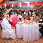 Syukuran bersama Pastor Hendrikus Kariwop, MSC usai perayaan misa - Surya Papua/IST