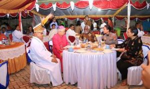 Syukuran bersama Pastor Hendrikus Kariwop, MSC usai perayaan misa - Surya Papua/IST