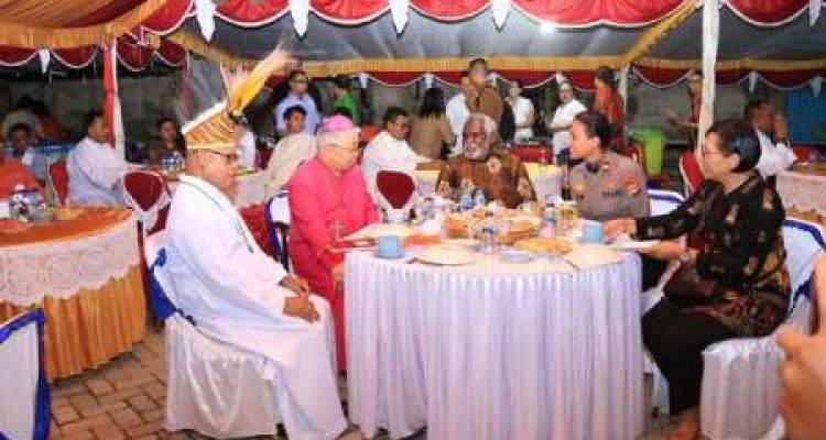 Syukuran bersama Pastor Hendrikus Kariwop, MSC usai perayaan misa - Surya Papua/IST