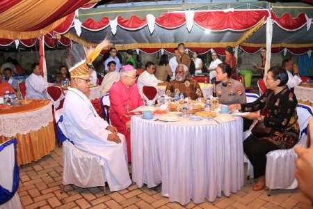 Syukuran bersama Pastor Hendrikus Kariwop, MSC usai perayaan misa - Surya Papua/IST