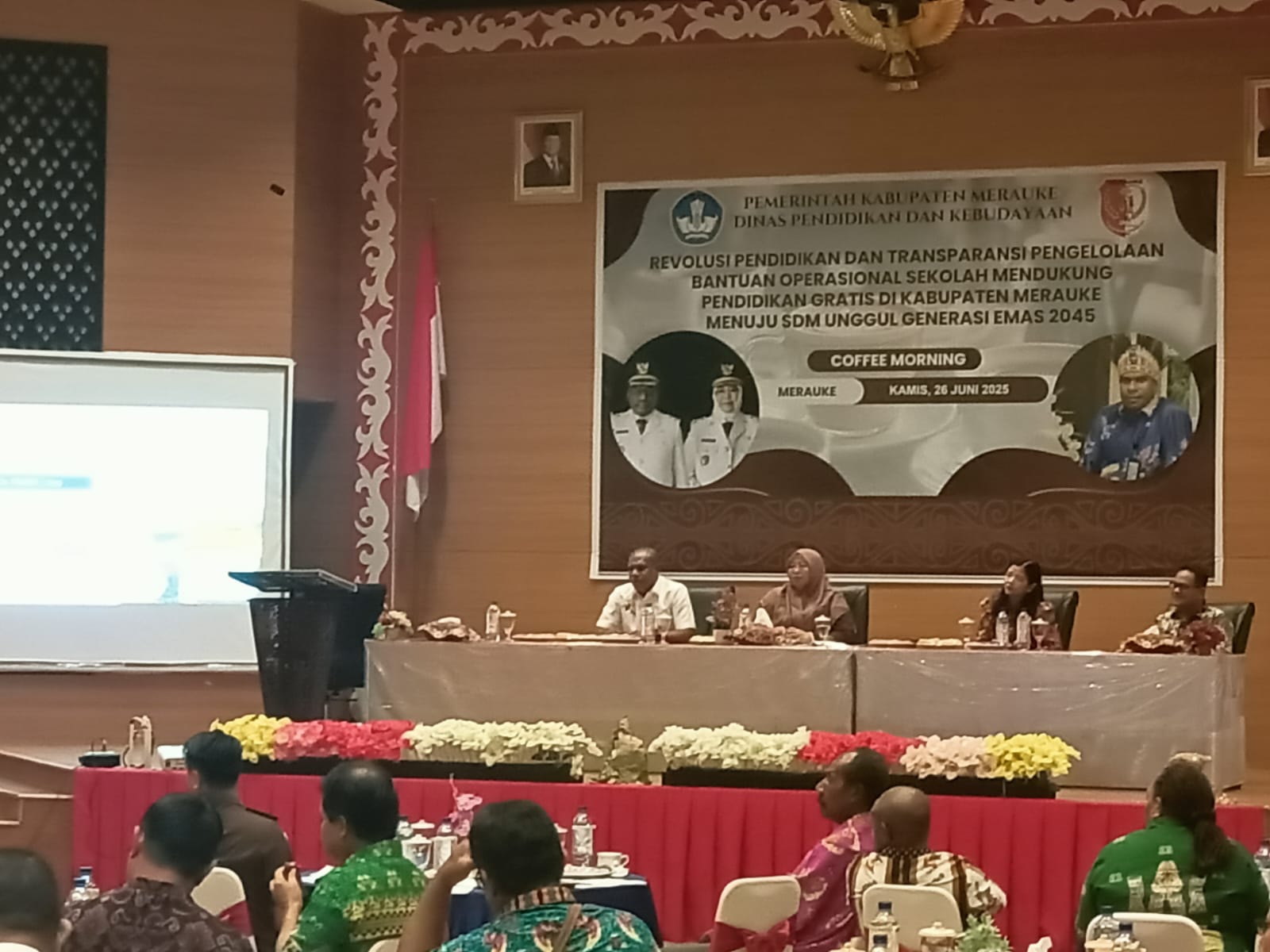 Kadis P dan K Kabupaten Merauke, Romanus Kande Kahol didampingi Wakil Bupati Merauke, Fauzun Nihayah serta Staf Ahli Gubernur Papua Selatan sebagai nara sumber dalam coffee morning tadi pagi – Surya Papua/Frans Kobun