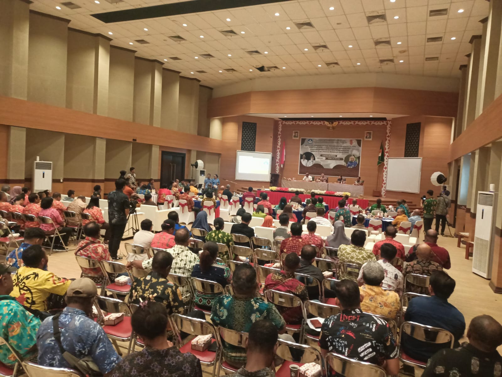 Suasana coffe morning yang dihadiri berbagai komopen membahas persoalan pendidikan di Kabupaten Merauke – Surya Papua/Frans Kobun