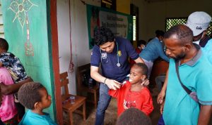 Tim dokter dari Klinik TSE Group sedang menyikat gigi yang baik terhadap salah seorang anak – Surya Papua/IST