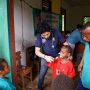 Tim dokter dari Klinik TSE Group sedang menyikat gigi yang baik terhadap salah seorang anak – Surya Papua/IST