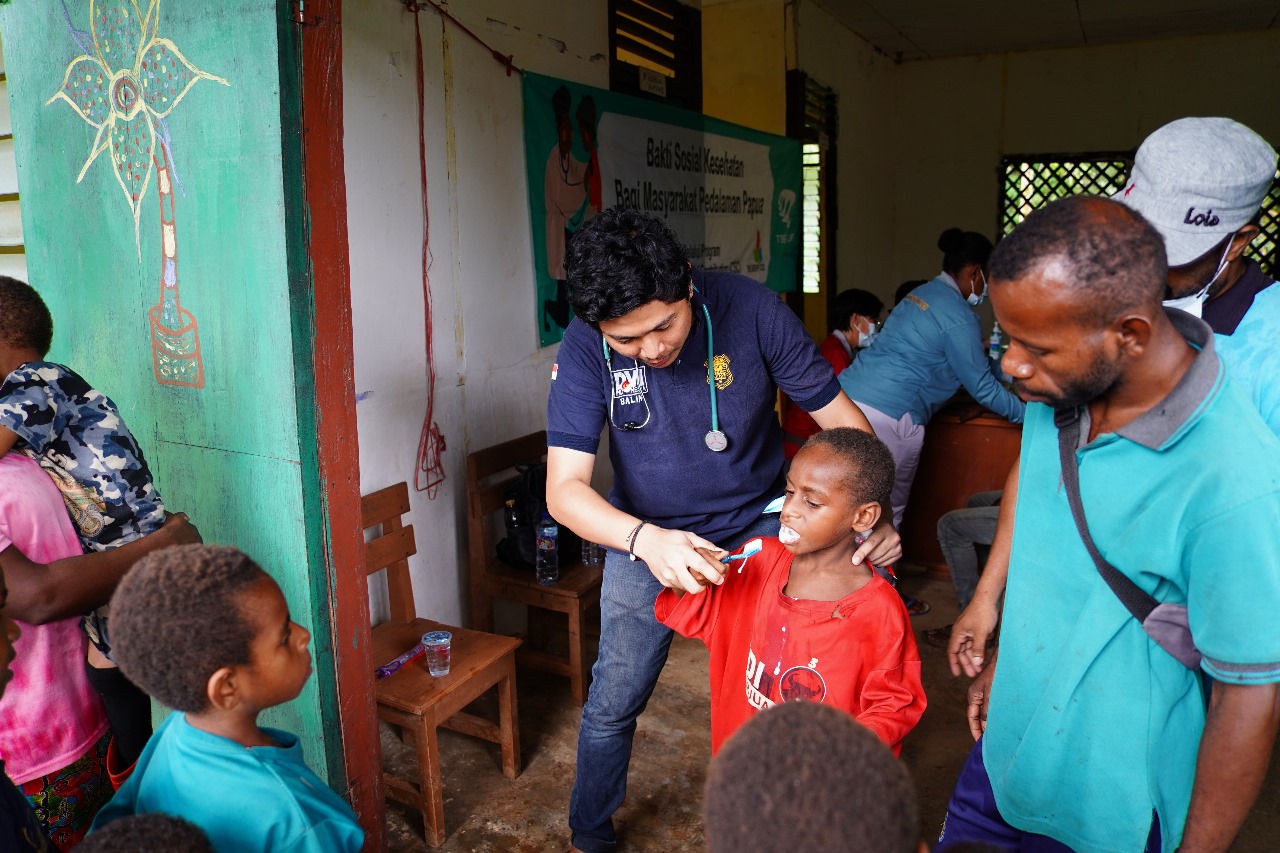 Tim dokter dari Klinik TSE Group sedang menyikat gigi yang baik terhadap salah seorang anak – Surya Papua/IST