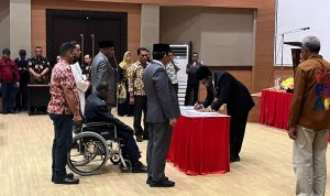 Bupati Merauke, Yoseph Bladib gebze sedang melantik tiga pejabat eselon II tadi pagi – Surya Papua/IST