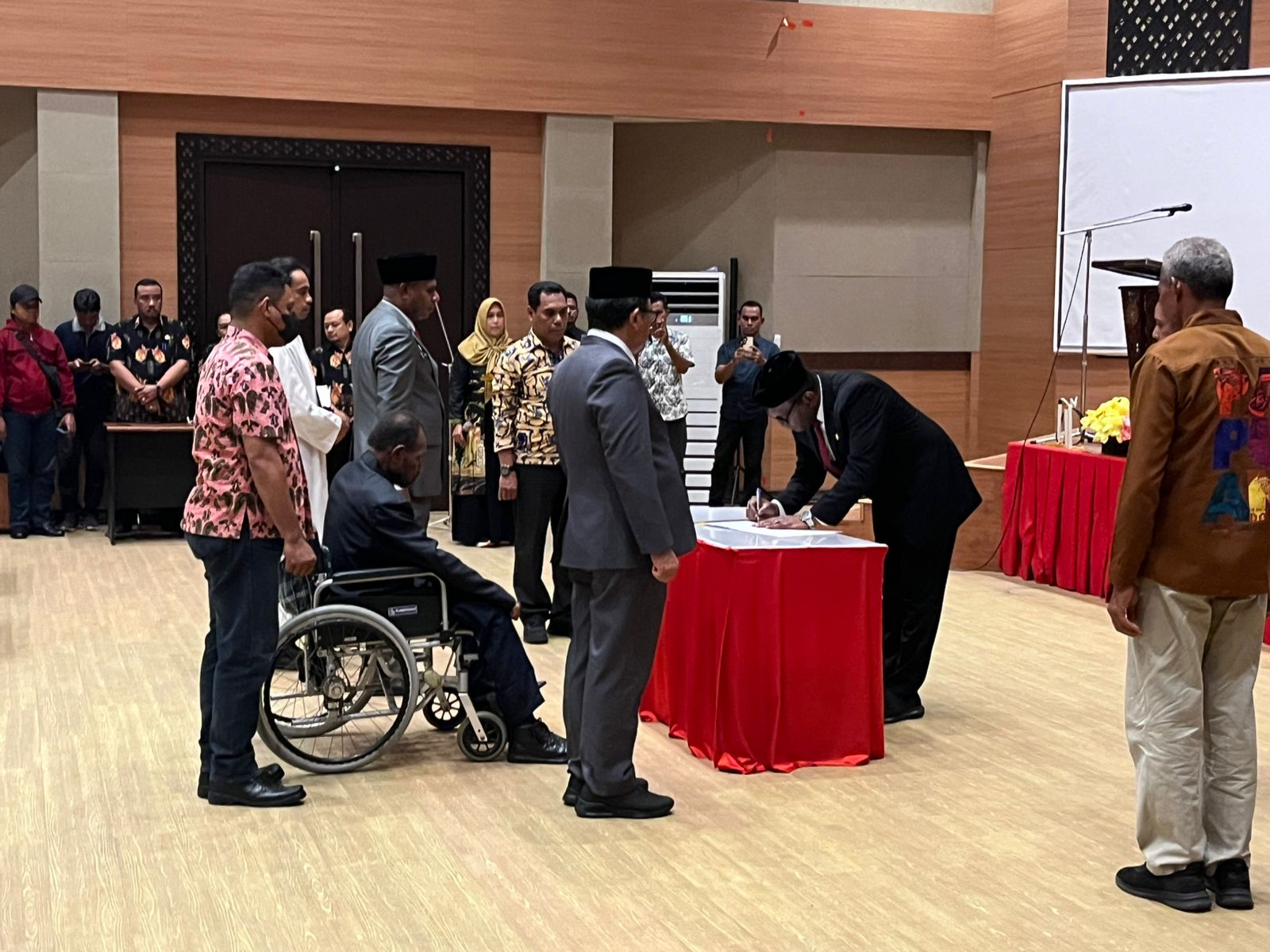 Bupati Merauke, Yoseph Bladib gebze sedang melantik tiga pejabat eselon II tadi pagi – Surya Papua/IST