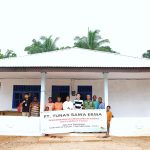 Penyerahan bantuan rumah oleh TSE Group kepada Tuan Dusun Kampung Getentiri, Nikolaus Bogun – Surya papua/IST