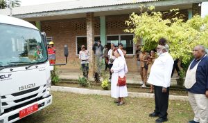 Wagub Papua Selatan, Paskalis Imadawa menyerahkan satu unit bus sekolah di Mindiptanah – Surya Papua/IST