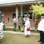 Wagub Papua Selatan, Paskalis Imadawa menyerahkan satu unit bus sekolah di Mindiptanah – Surya Papua/IST