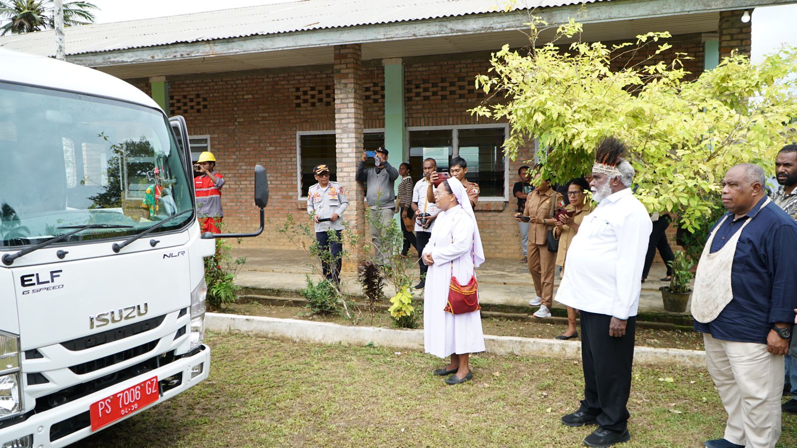 Wagub Papua Selatan, Paskalis Imadawa menyerahkan satu unit bus sekolah di Mindiptanah – Surya Papua/IST