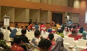 Kepala BPKAD Kabupaten Merauke, Elias Mite sedang bicara saat kegiatan coffee morning yang digelar Dinas Pendidikan dan Kebudayaan setempat – Surya Papua/Frans Kobun