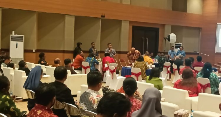 Kepala BPKAD Kabupaten Merauke, Elias Mite sedang bicara saat kegiatan coffee morning yang digelar Dinas Pendidikan dan Kebudayaan setempat – Surya Papua/Frans Kobun