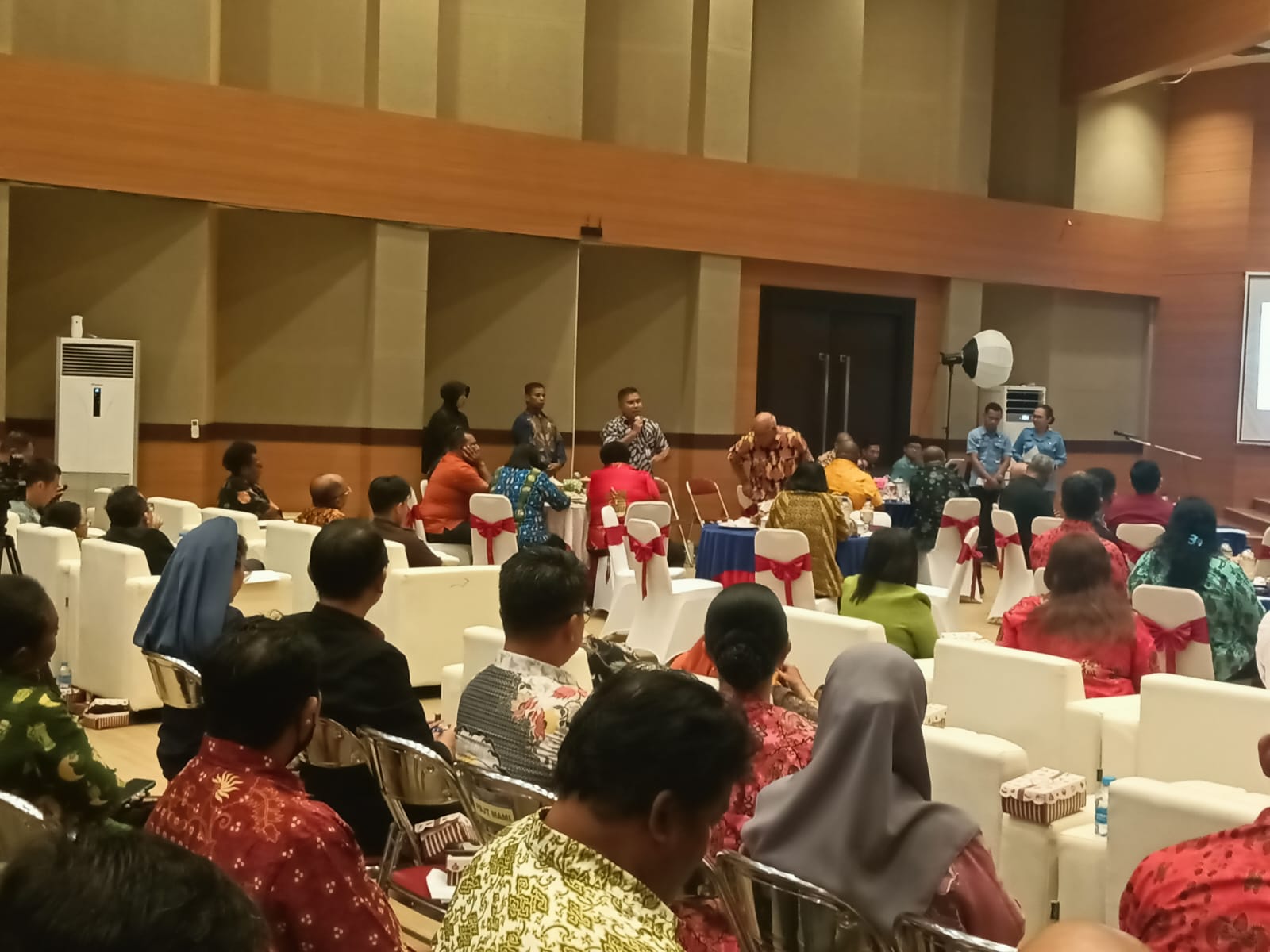 Kepala BPKAD Kabupaten Merauke, Elias Mite sedang bicara saat kegiatan coffee morning yang digelar Dinas Pendidikan dan Kebudayaan setempat – Surya Papua/Frans Kobun