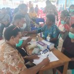 Pelayanan kesehatan yang sedang dilangsungkan di Gereja Santa Theresia Buti – Surya Papua/Frans Kobun