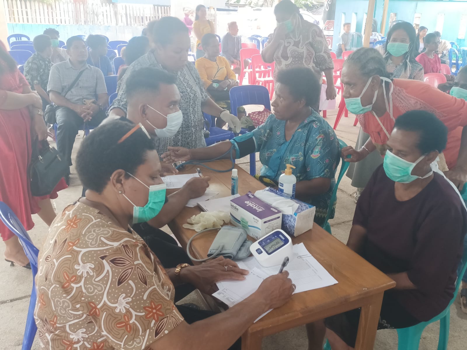 Pelayanan kesehatan yang sedang dilangsungkan di Gereja Santa Theresia Buti – Surya Papua/Frans Kobun