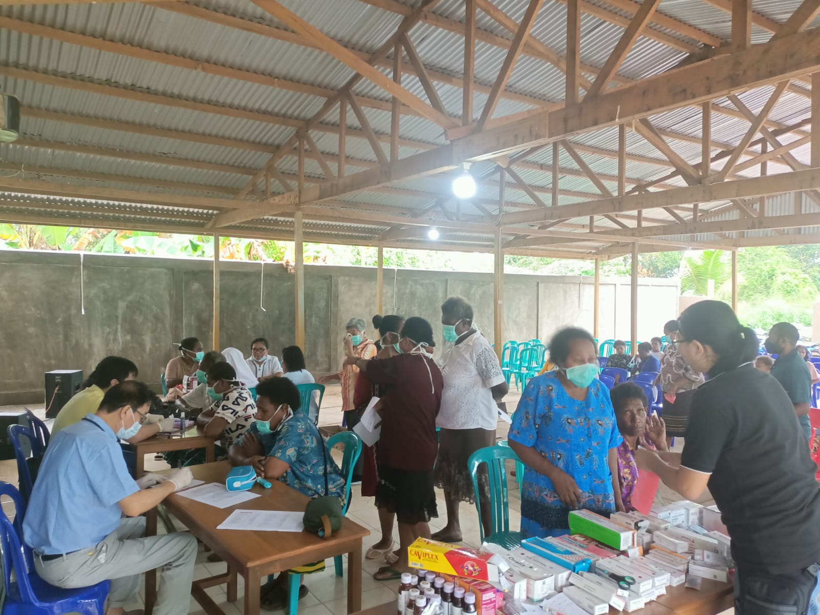 Suasana pelayanan kesehatan gratis yang berlangsung di pendopo Gereja Santa Theresia Buti – Surya Papua/Frans Kobun