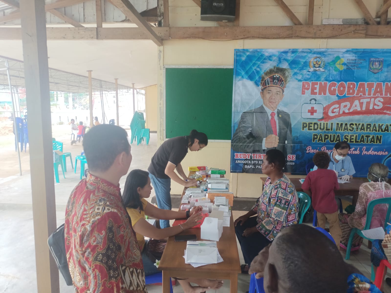 Anggota DPD RI, Rudy Tirtayana sedang memantau pelaksanaan pemerikdsaan kesehatan – Surya Papua/Frans Kobun