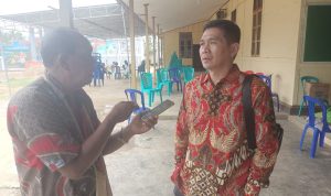 Anggota DPD RI, Rudy Tirtayana sedang berikan keterangan pers kepada wartawan – Surya Papua/Frans Kobun