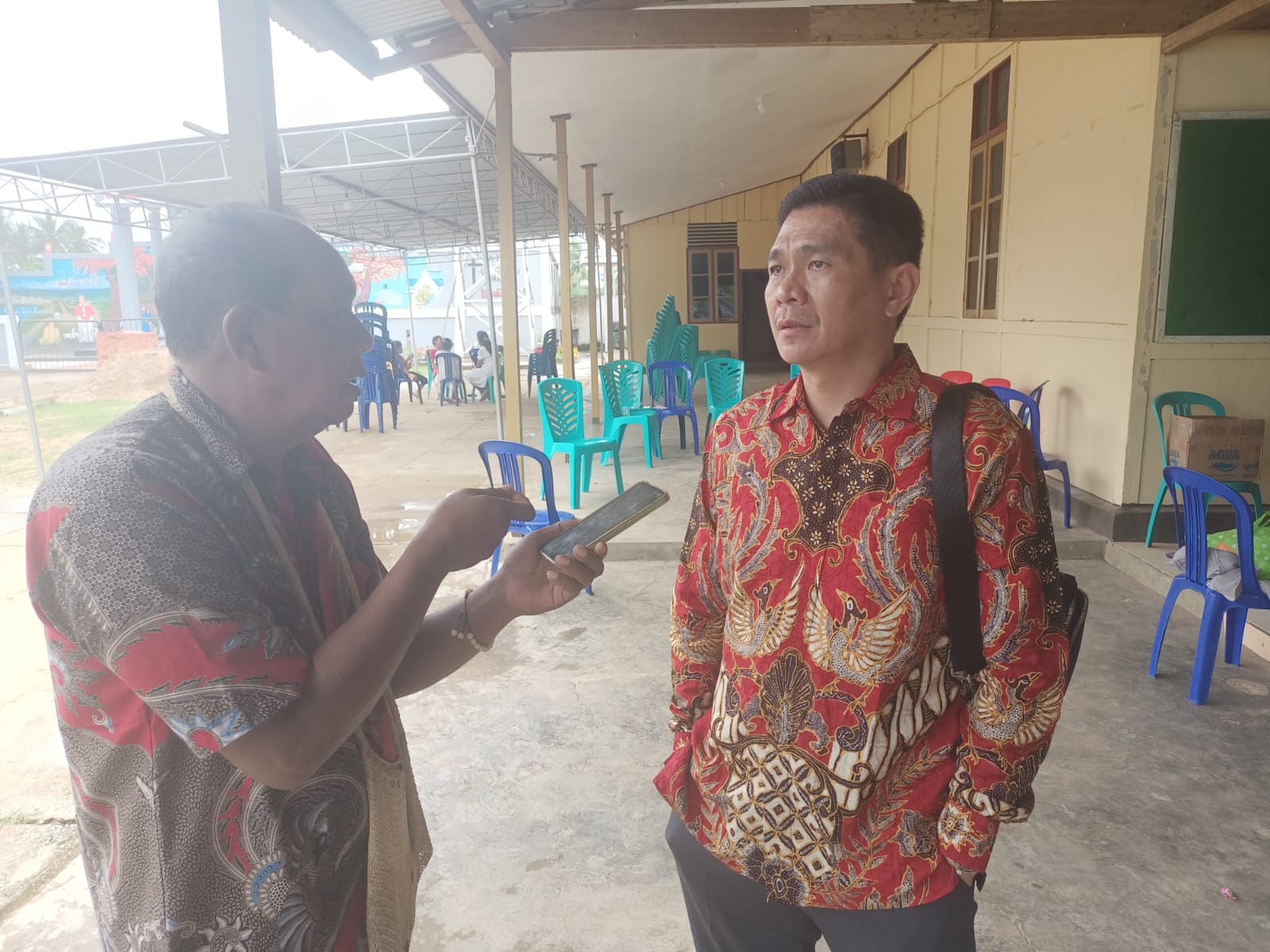 Anggota DPD RI, Rudy Tirtayana sedang berikan keterangan pers kepada wartawan – Surya Papua/Frans Kobun