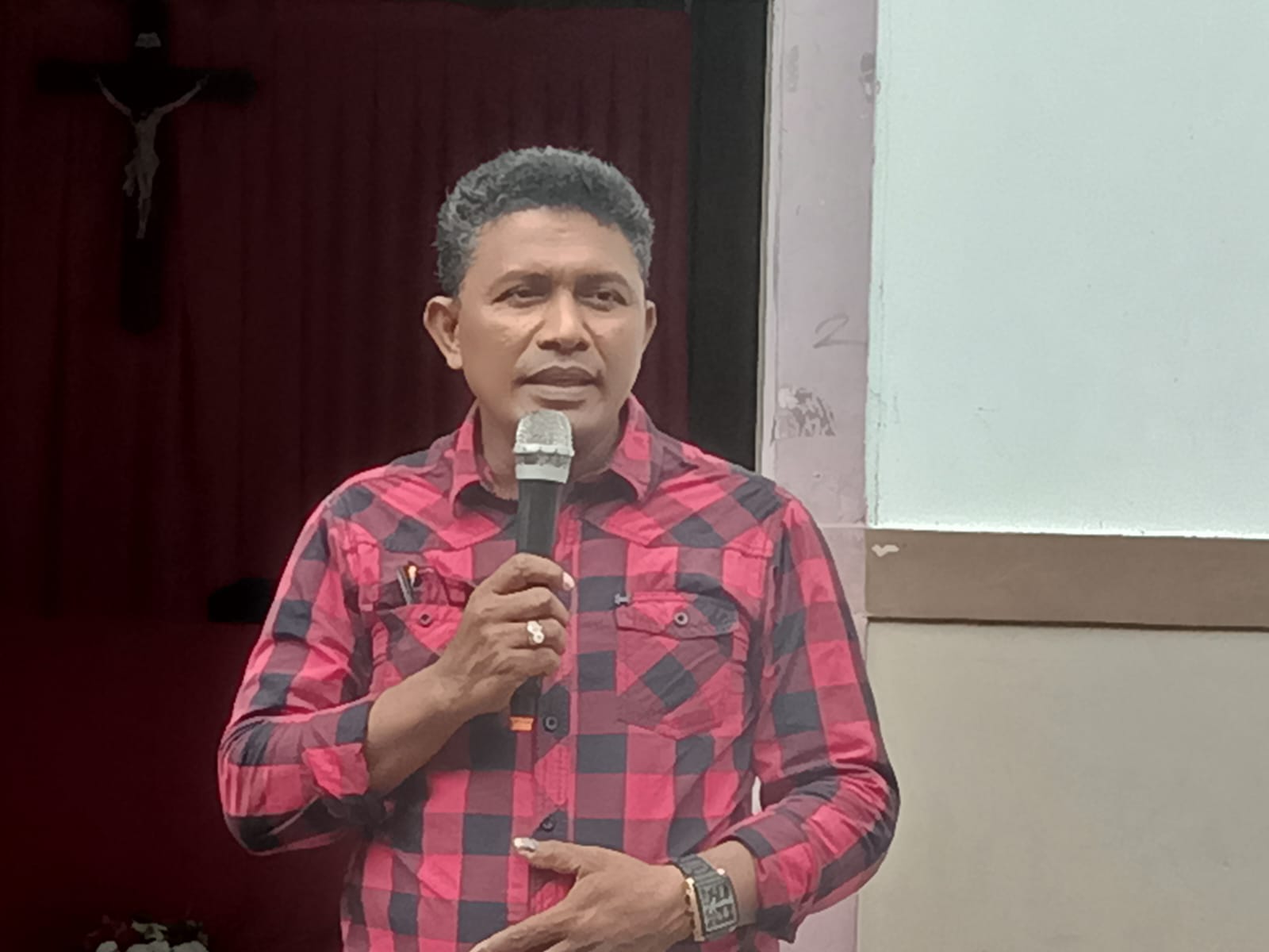 Ketua DPP Paroki Santa Theresia Buti, Isak Layaan – Surya Papua/Frans Kobun