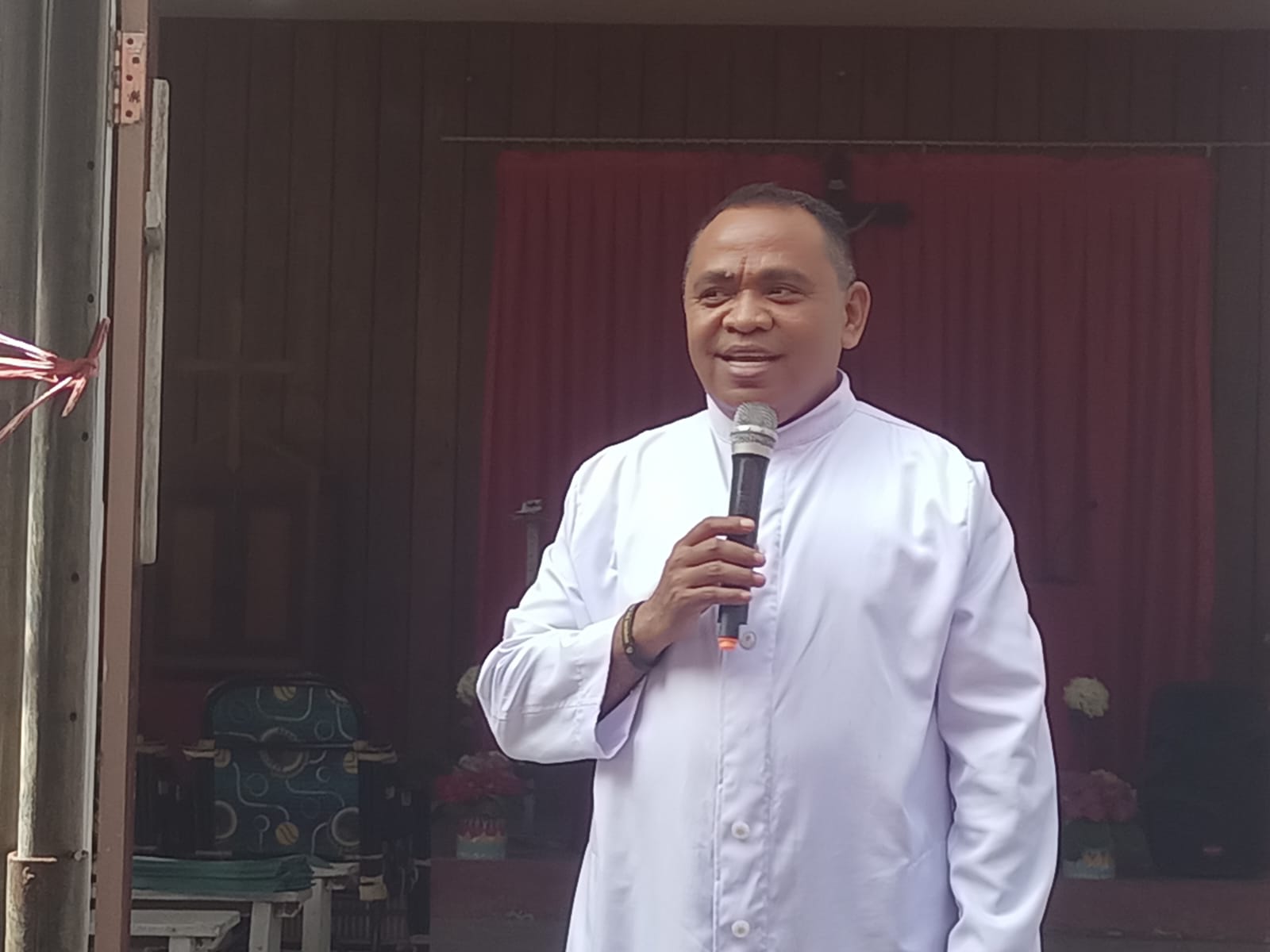 Pastor Paroki Santa Theresia Buti, RD Simon Petrus Matruty- Surya Papua/Frans Kobun