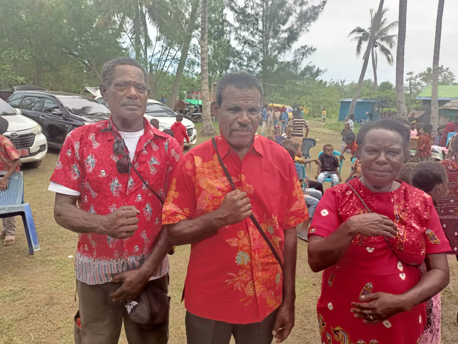 Nobertus Kaize (tengah) bersama dua pengurus Dewan Stasi Payum-Merauke – Surya Papua/Frans Kobun