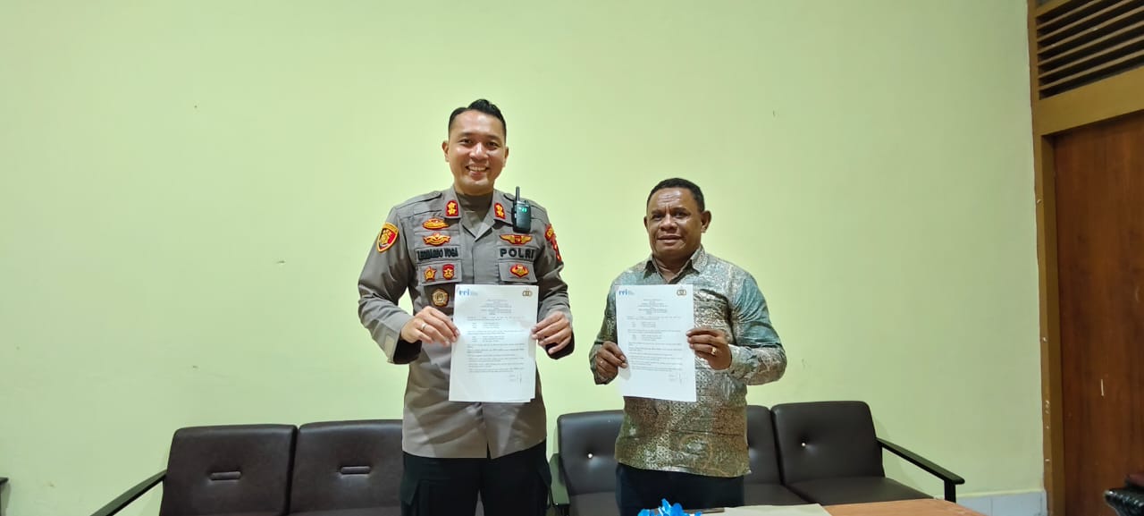 PKS yang sedang ditunjukkan Kapolres Merauke, AKBP Leonardo Yoga dan Kepala LPP RRI Merauke, Jakobus Resubun – Surya Papua/IST