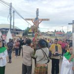 Salib PYD II yang diterima perwakilan Tokoh Adat Marind dari Paroki Salib Suci Gudang Arang – Surya Papua/Frans Kobun