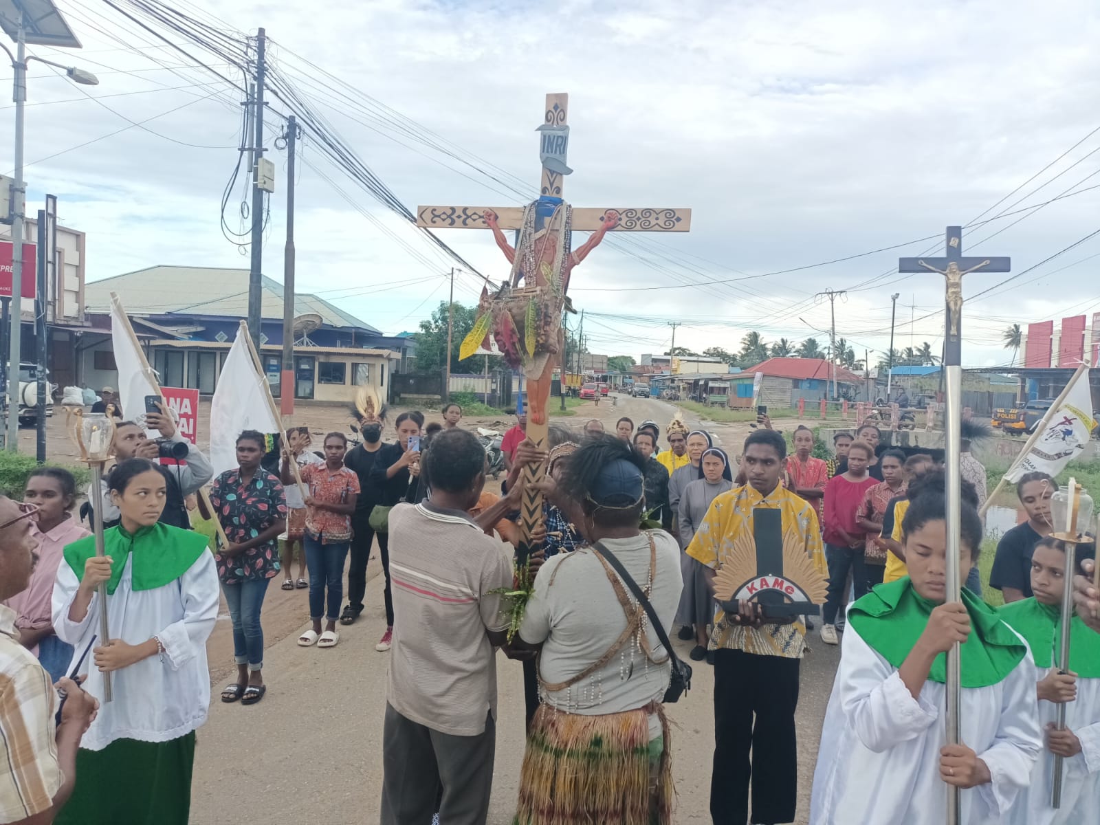 Salib PYD II yang diterima perwakilan Tokoh Adat Marind dari Paroki Salib Suci Gudang Arang – Surya Papua/Frans Kobun